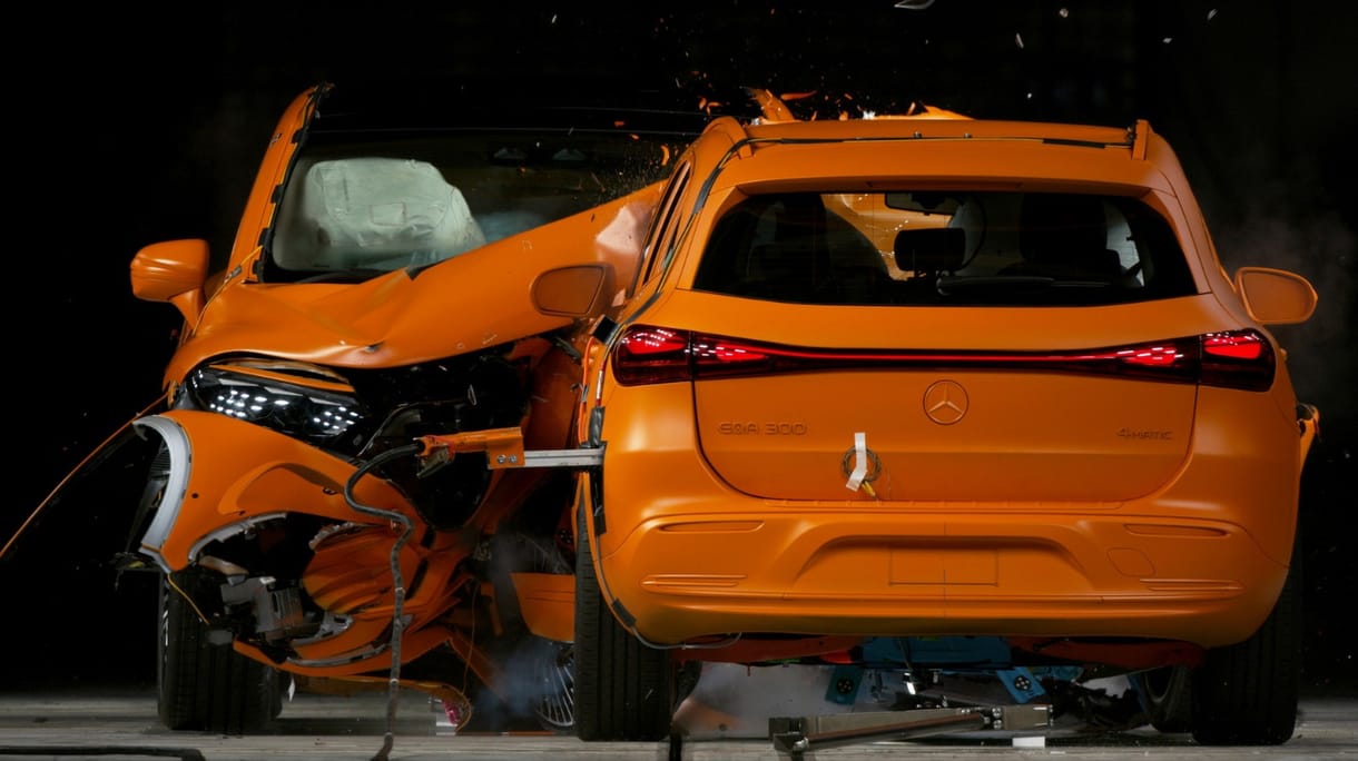 Megmutatta a Mercedes, milyen, amikor 2-3 tonnás villanyautók csapódnak egymásnak