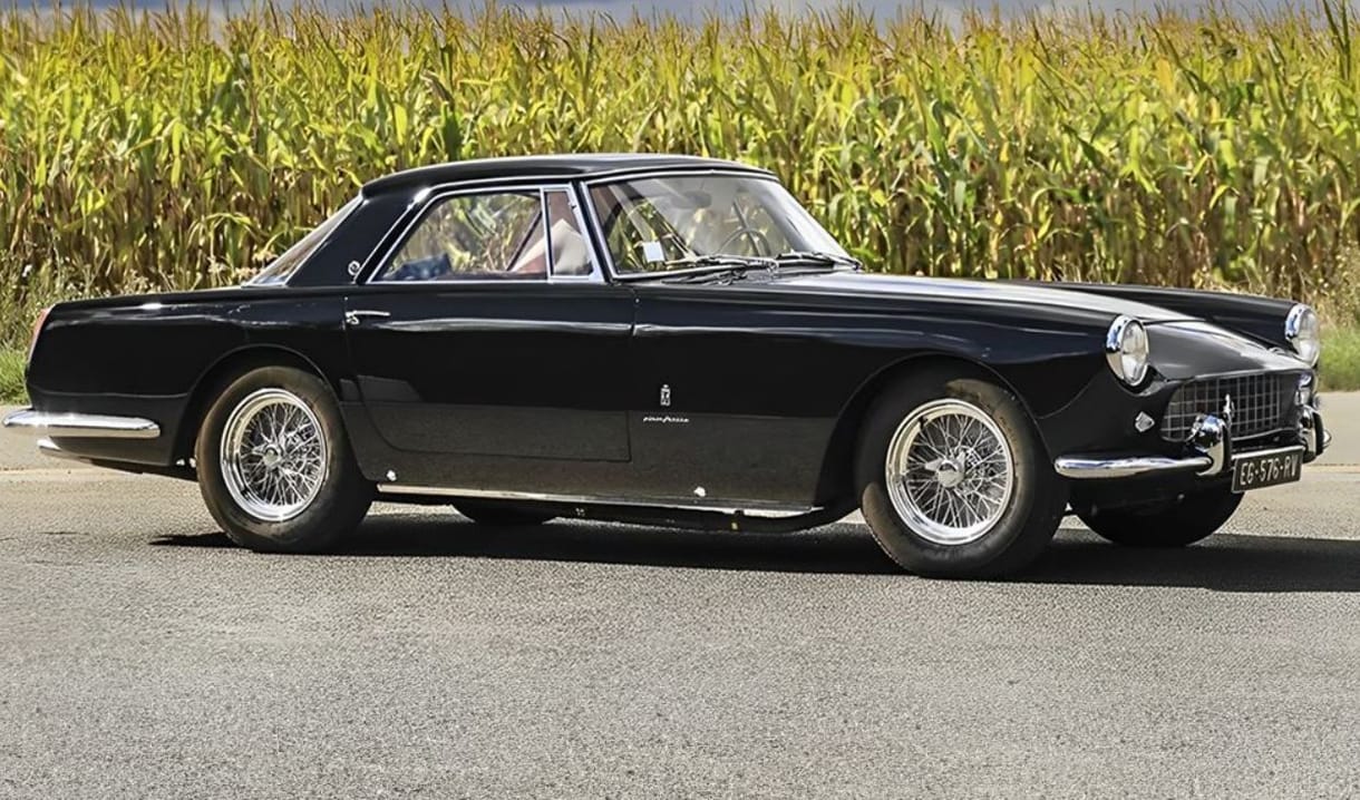Csodás oldtimer Ferrarit használ Angelina Jolie, de most eladná