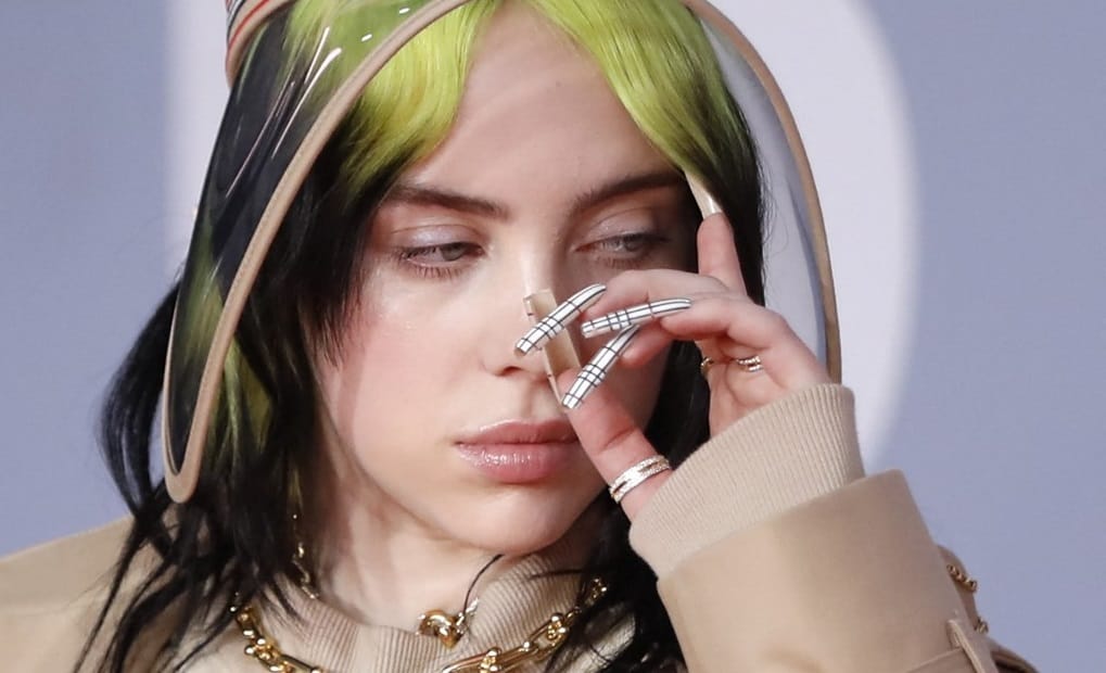 Billie Eilish ledobta a bő pulóvert, de ennél intimebb képet is kapunk róla