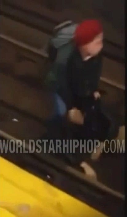 Videó: Átrobogott egy férfin a metró New Yorkban