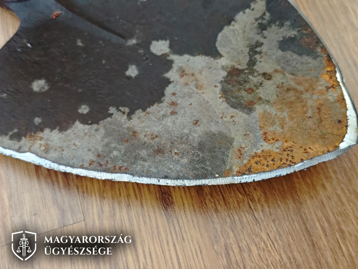 Kapával rontott a rendőrökre egy férfi, letartóztatták