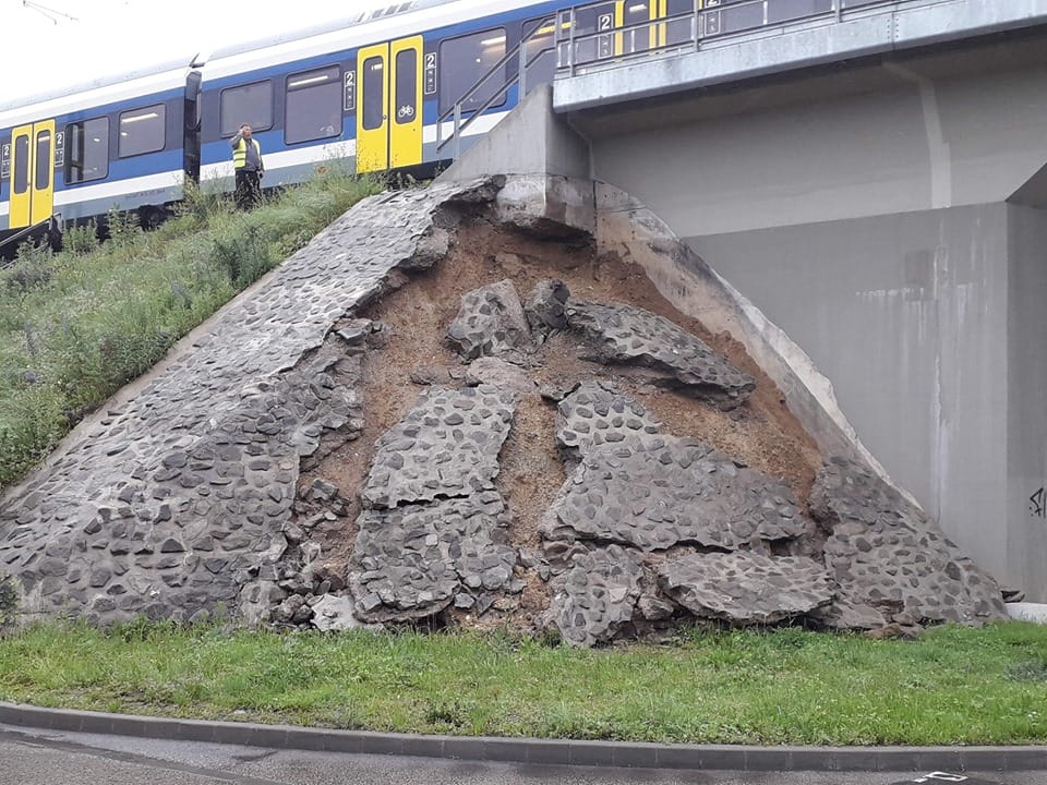 Fotó: Elmosta a víz az északi vasúti összekötő híd támfalán a kőburkolatot