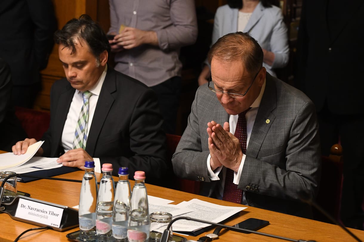 Az idő Brüsszelnek dolgozik: a kormánynak írásba kell adnia ígéreteit