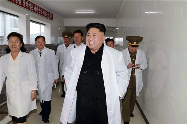 Újabb mosolygós fotót küldtek Észak-Korea kikerekedett diktátoráról