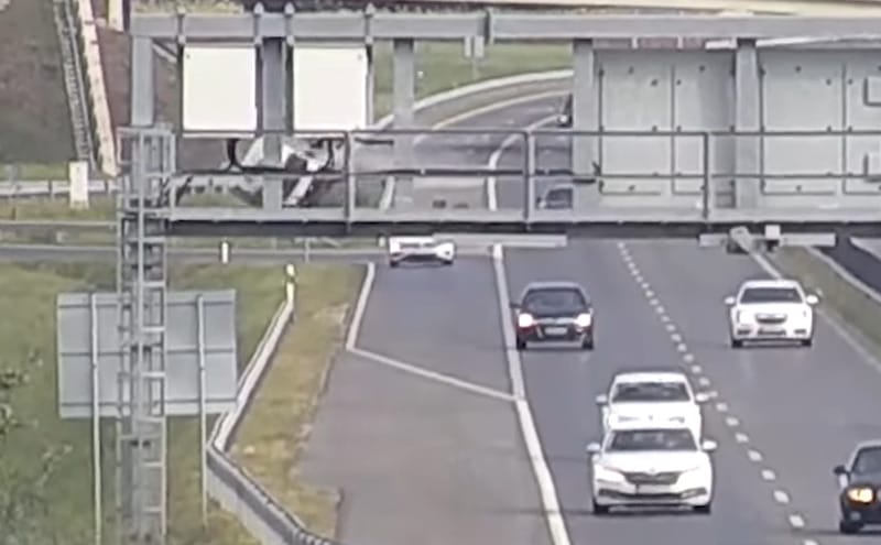 Akkorát repült egy kisteherautó az M4-esen, mintha akciófilmben lenne