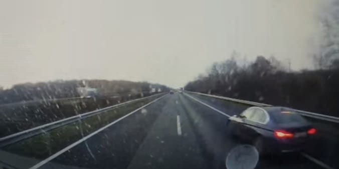 Mentőt előzött jobbról, majd büntetőfékezett egy BMW-s az autópályán - videó