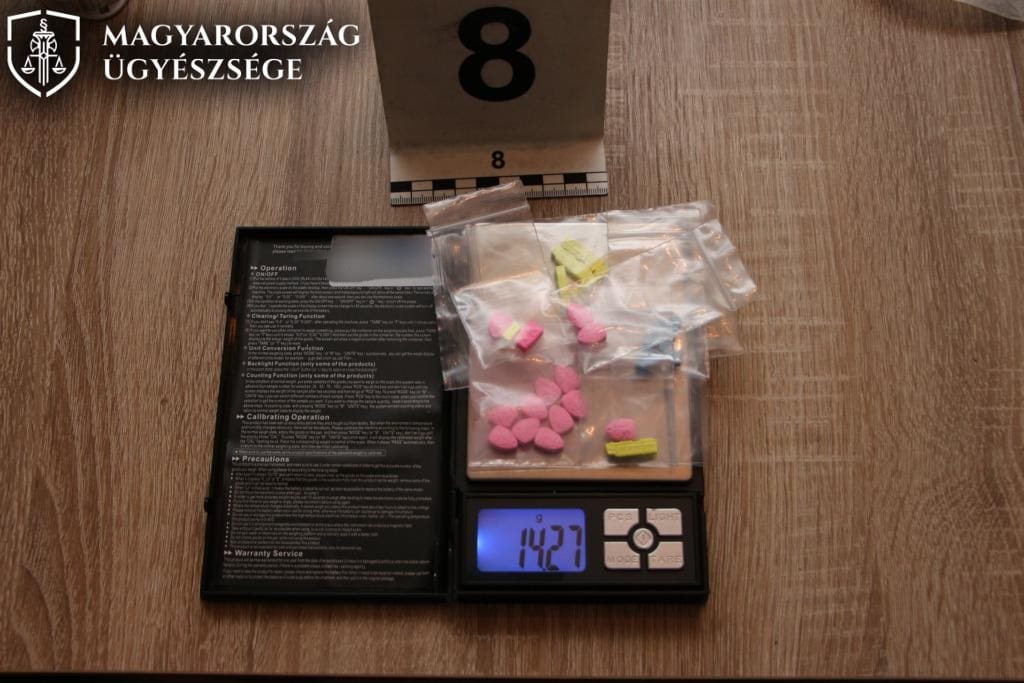 Vége a családi vállalkozásnak: Kábítószer-kereskedő anya és fiai a vádlottak padján
