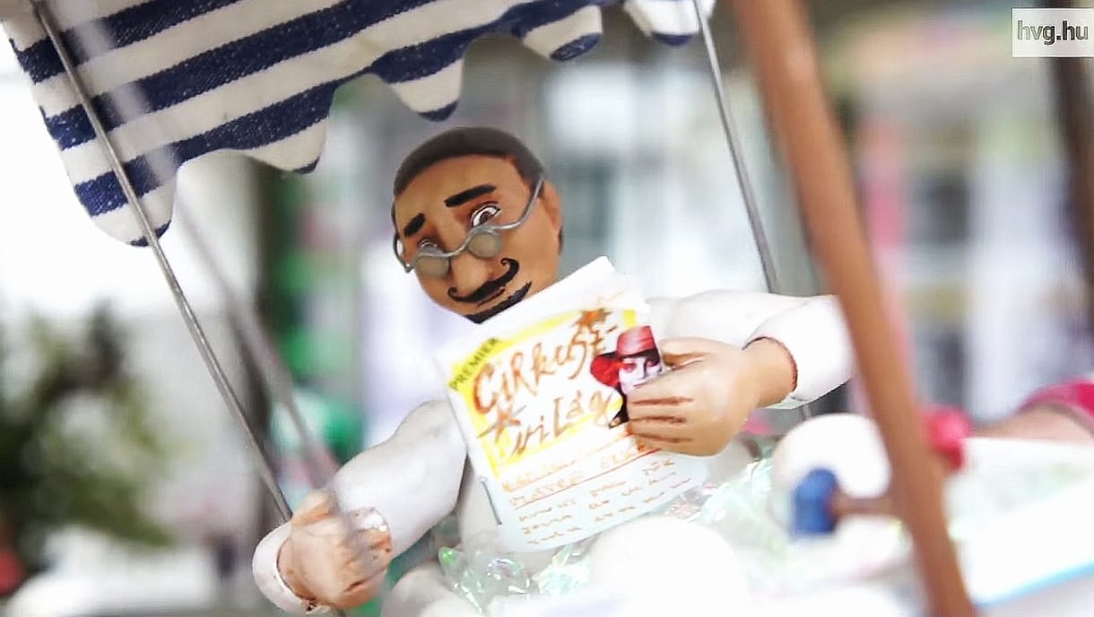Ahol az apukák inkább az asztal alatt nézelődnek - videó