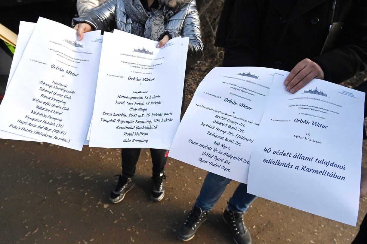 Teleplakátolták Orbánék hatvanpusztai birtokának bejáratát a kormányfő átdolgozott vagyonnyilatkozatával