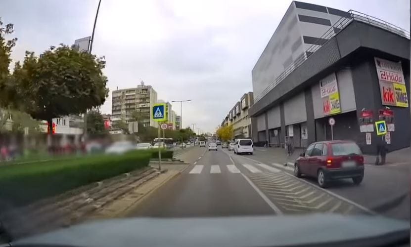 Nem állt meg a zebránál, a gyalogosnak kellett elugrania a kocsi elől – videó