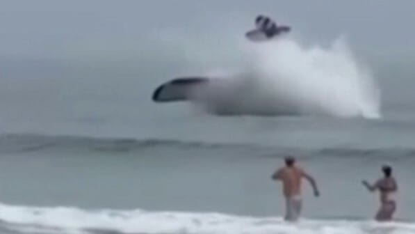 Tengerbe zuhant egy kisrepülő egy amerikai strandnál - videó