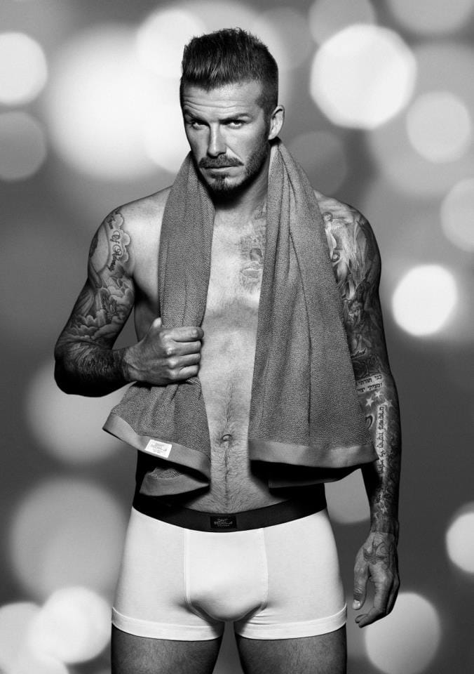 Fotó: alsógatyában, vaskos bajusszal készül Beckham a karácsonyra