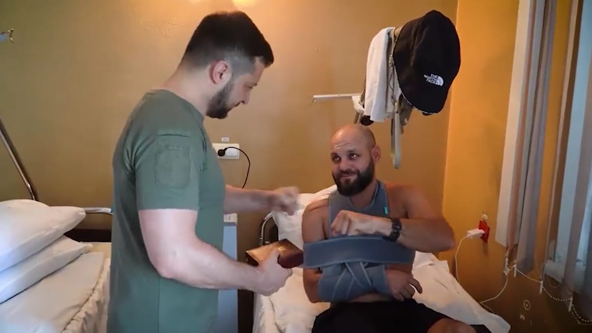 Zelenszkij sebesült katonákat látogatott meg egy kórházban – videó