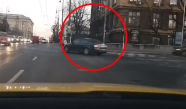 A nap videója: 80 métert ment az aluljáró járdáján ez a pesti autós, hogy megelőzze a sort 
