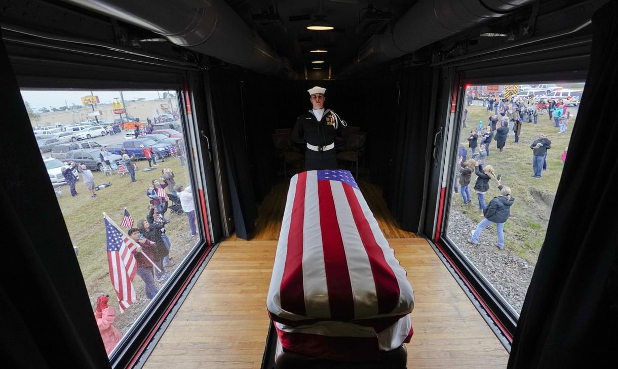 Lánya és felesége mellé temették az idősebb George Bush-t
