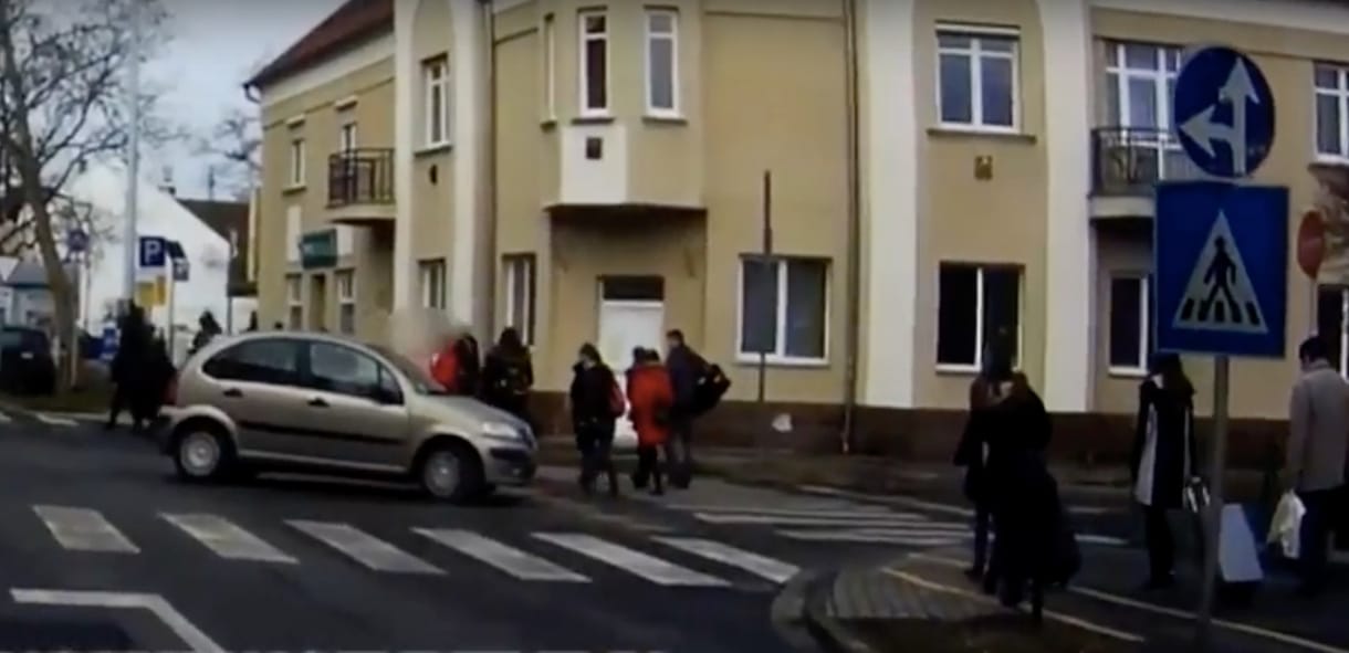 Nem érdekelte a KRESZ, szembement a forgalommal az autós Győrben – videó