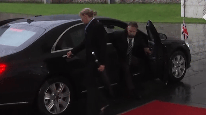 Bezáródott az autójába Theresa May, amikor Angela Merkelhez ment – videó