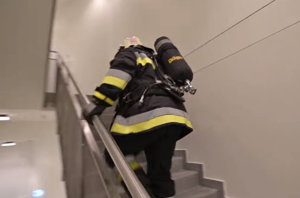 Ilyen volt a tűzoltók lépcsőfutó bajnoksága a 143 méter magas Mol-toronyban - videó
