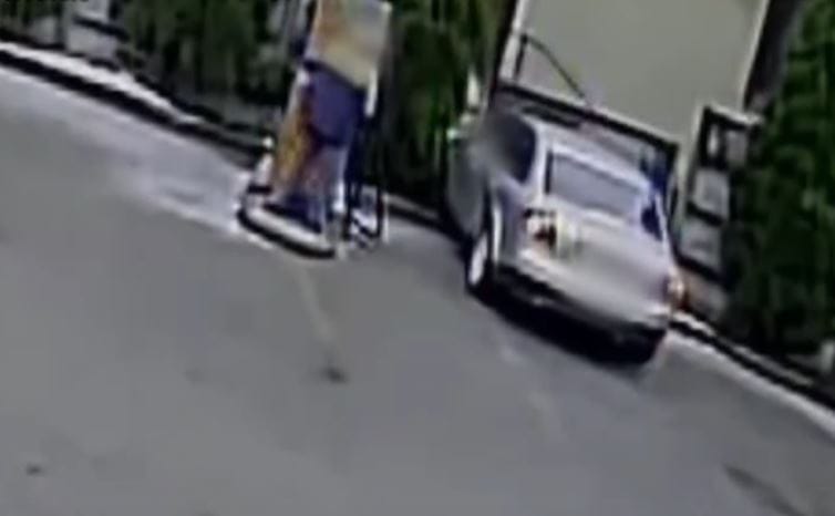 Az autósmosó betonfala állította meg a 19 éves drogos sofőrt – videó