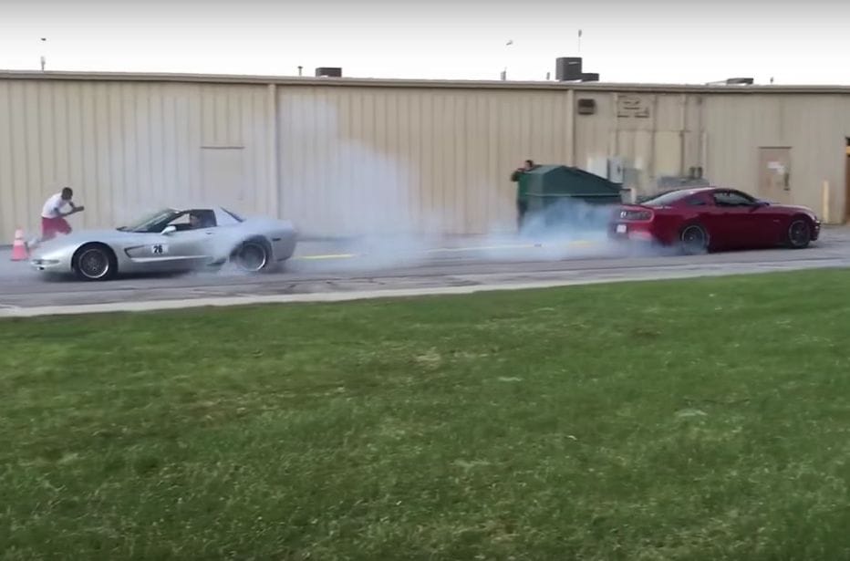 Klasszikusok csatája: így húz el egy Ford Mustang egy Corvettet - videó