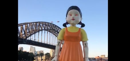 Felállították a Squid Game hátborzongató óriásbabáját Sydney-ben
