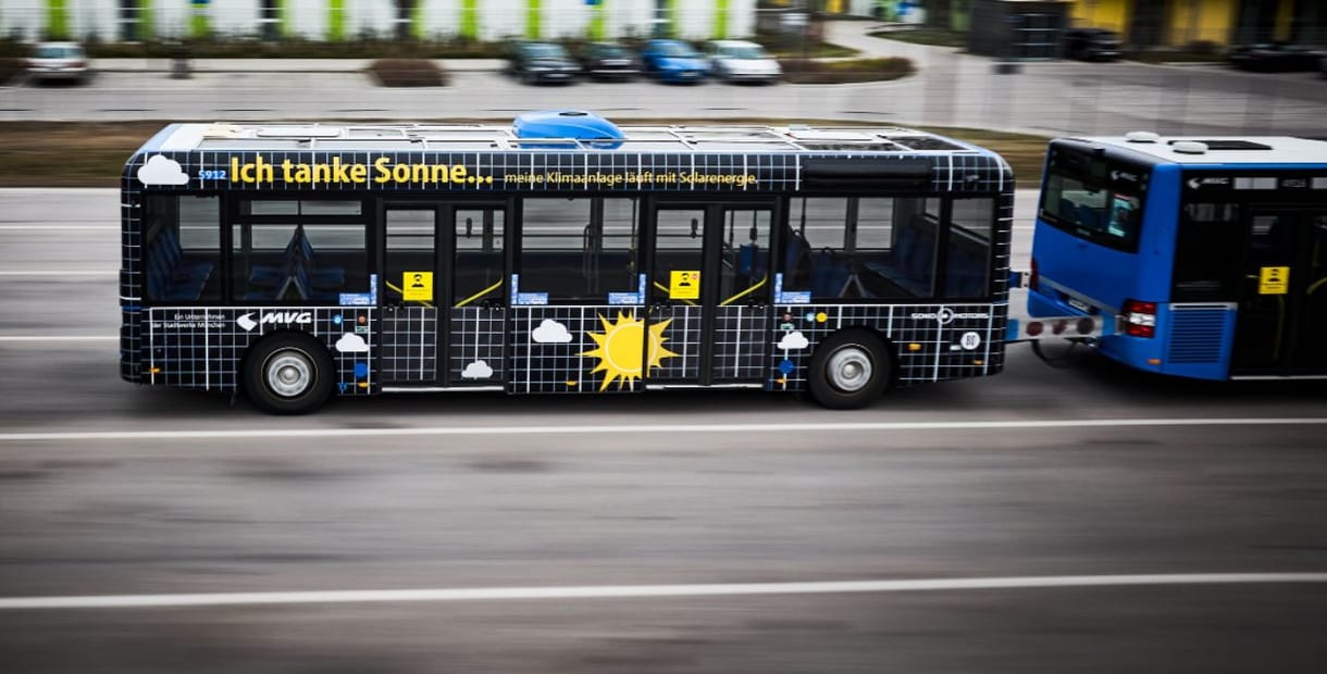 Napelemes pótkocsival tesztelnek egy buszt, amellyel több tonna CO2-t takaríthatnak meg