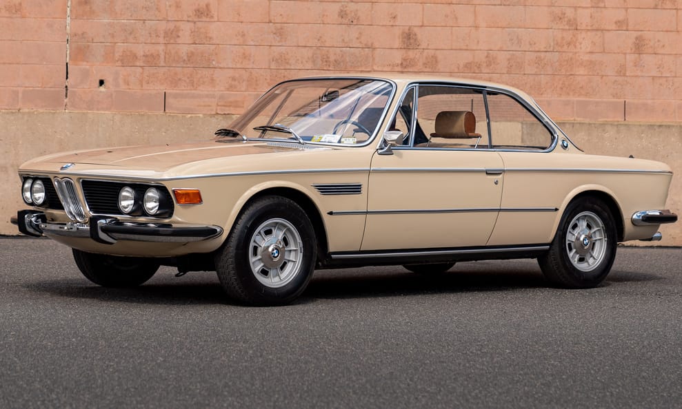 Üdítően bézs ez az új gazdára váró alig használt 52 éves BMW