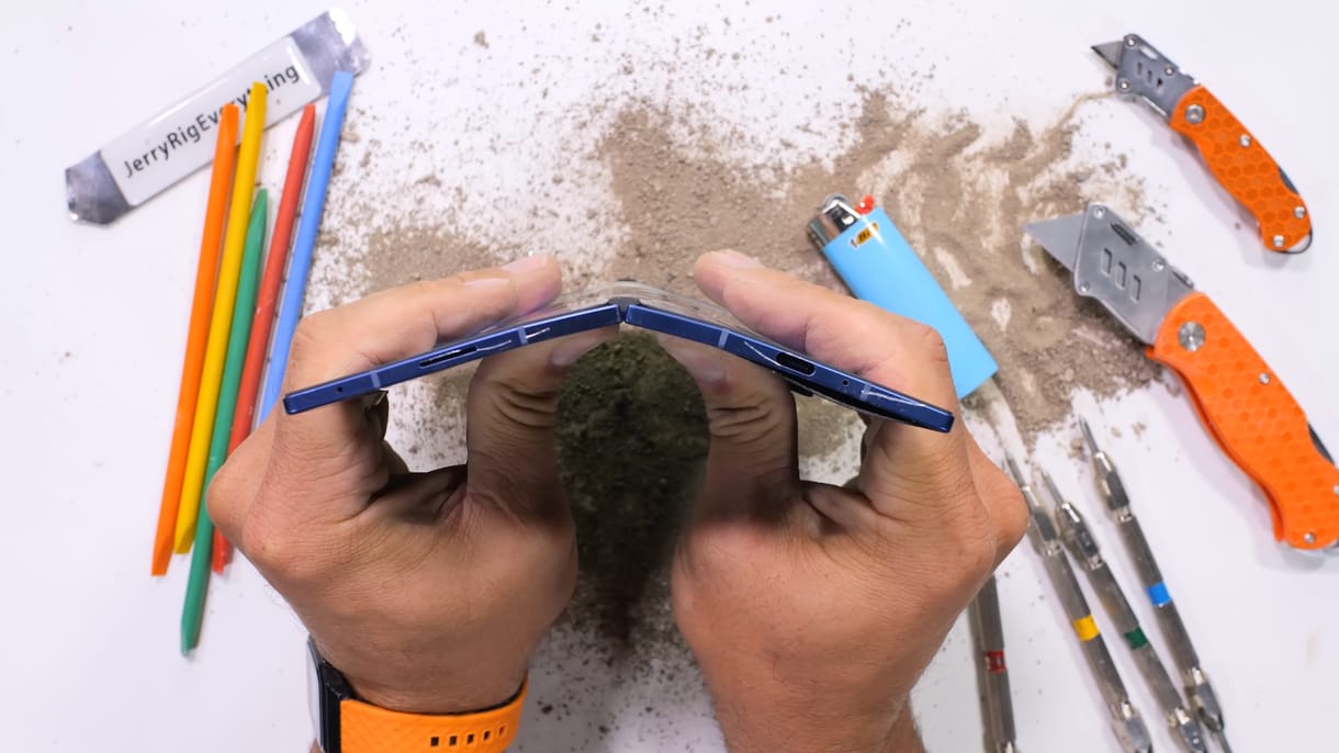 Hajlították, égették, karcolták a Samsung új zászlóshajóját, de vajon eltörhető a Galaxy Z Fold7?