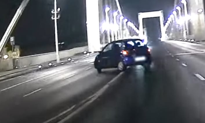 Mázlija volt az autósnak, akinek az Erzsébet hídon kezdett korcsolyázni a kocsija – videó