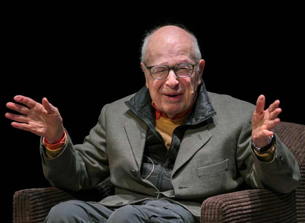 Peter Brook 2016-ban a HVG-nek: „Senki sem tudja, hogy totális összeomlás vagy új kezdet vár ránk”