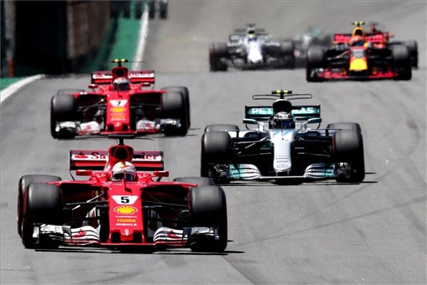 Vettel nyert, Hamilton a boxból rajtolva negyedik Brazíliában