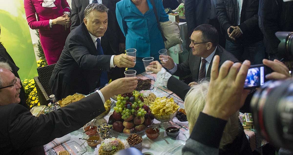 A Hazám, hazámra vonul Orbán az étolajgyárban – videó