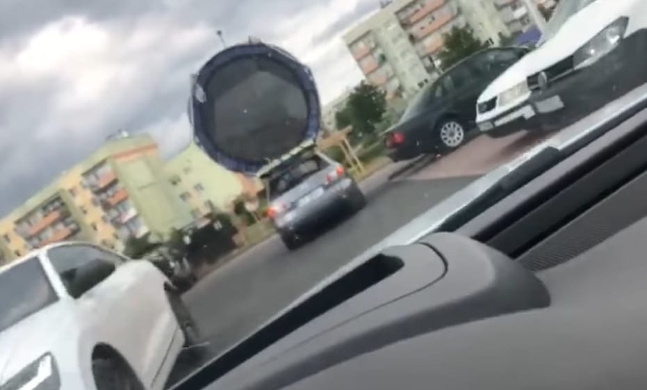 Újabb csodaszállítmányt videóztak egy autó tetején