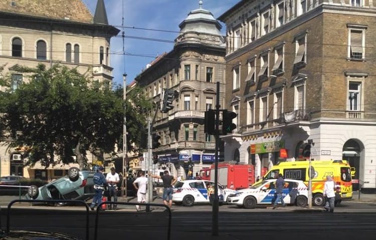 Felborult egy autó a József körúton – fotó