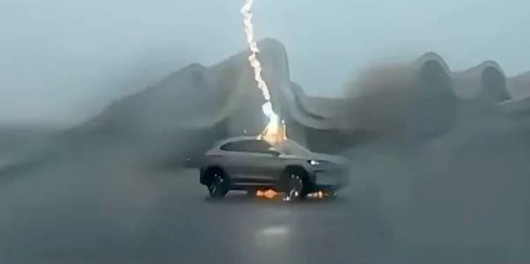 Jól viselte a BYD villanyautója, hogy háromszor is belecsapott a villám – videó