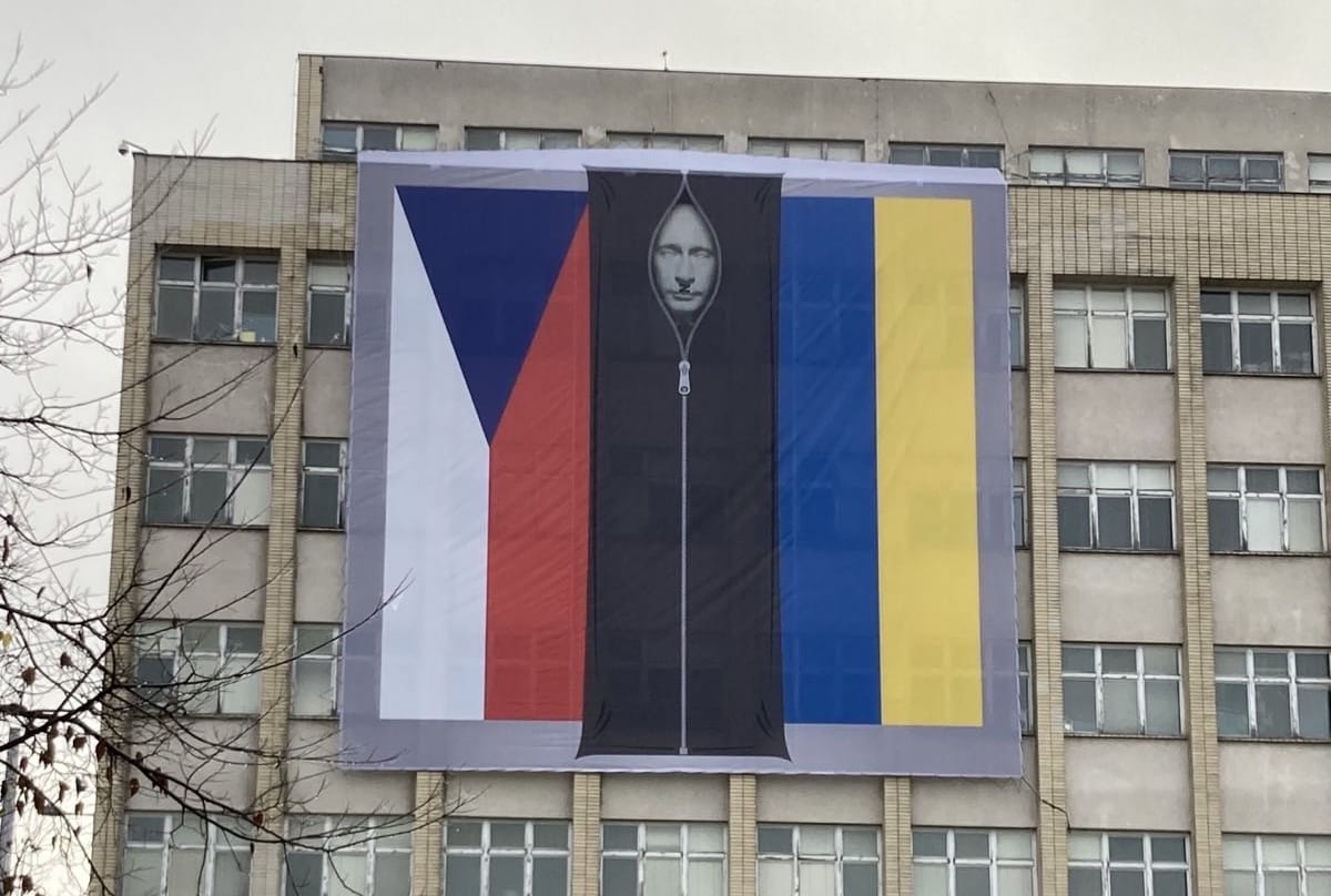 Hullazsákba varrt Putyint ábrázoló zászló lóg a cseh belügyminisztérium falán