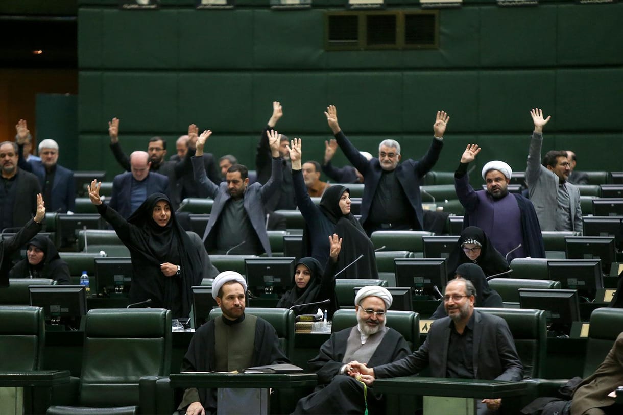 Terroristának minősítette az amerikai fegyveres erőket az iráni parlament