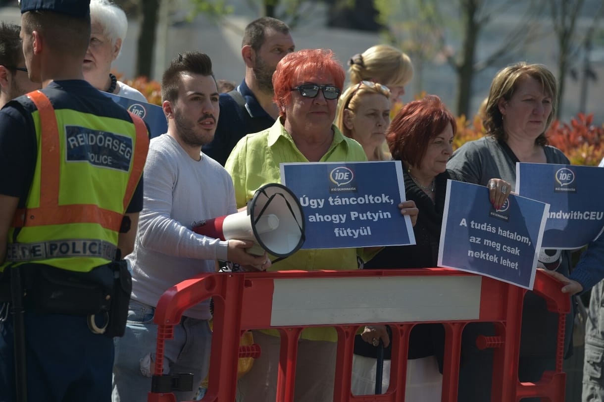 A CEU-ért tüntetnek a parlamentnél