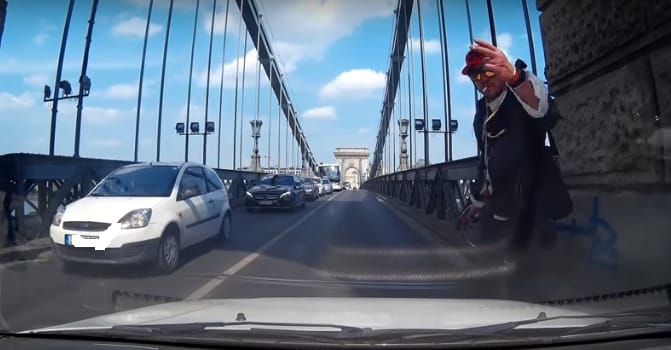 Elfogták a Lánchidat összegraffitiző férfit - de a legfurcsább, hogy mi motiválta (videó)