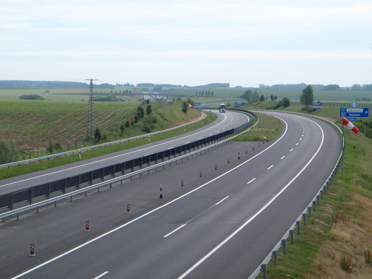 Átadták az M7-es autópálya felújított szakaszát Siófoknál