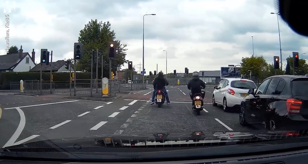 Már azt hitték a motoros bűnözők, hogy sikerült meglépniük, aztán jött a piros lámpa – videó
