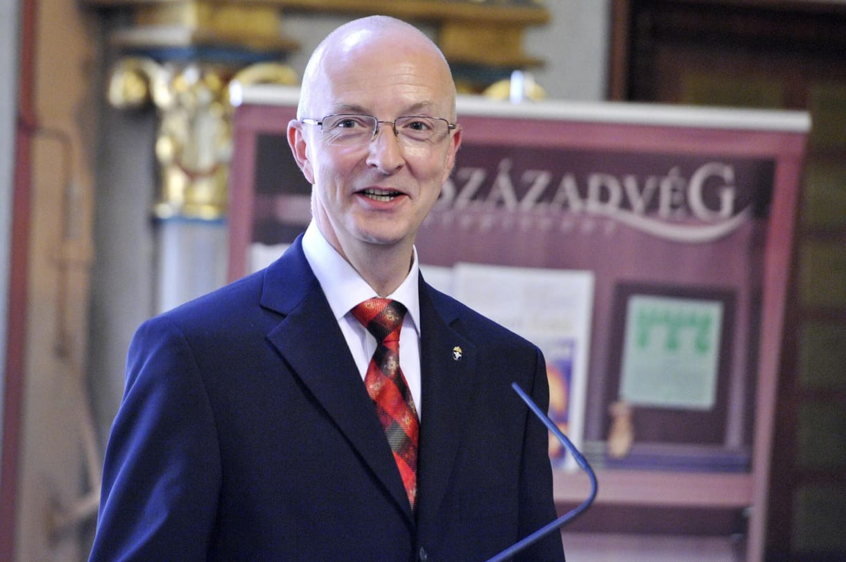 Lopakodó módon gyűri maga alá a Kúriát a politika 
