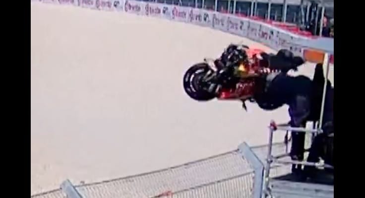 Több méter magasra felpattanó motor találta el egy operatőr kameráját a MotoGP magyar időmérőjén – videó