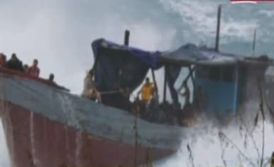 Hajóbaleset Ausztráliánál, 27-en meghaltak - videó