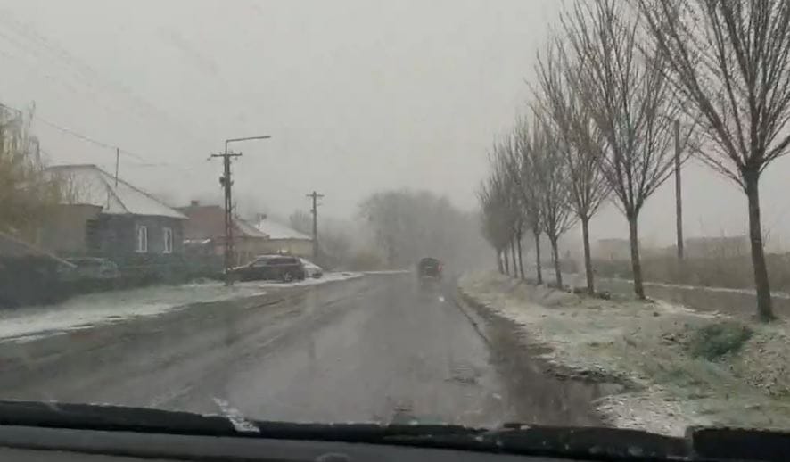 Nagykállóban így szakadt a hó délután – videó