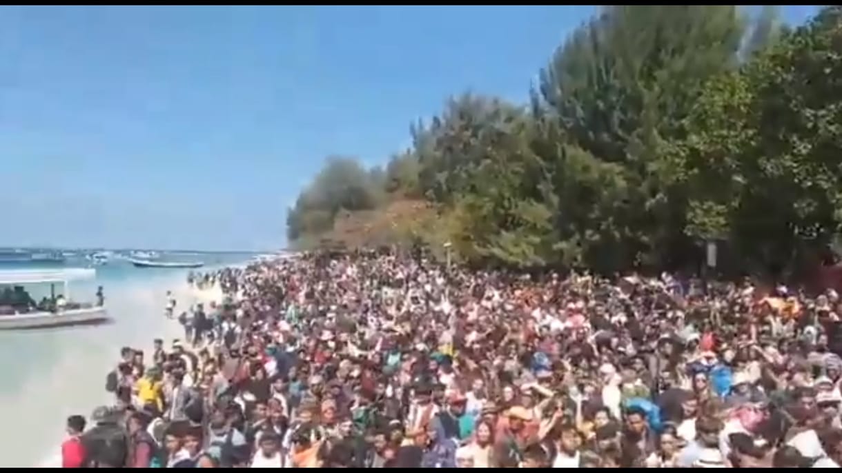 Drámai videó: százával mentik a turistákat a pusztító földrengés után Indonéziában