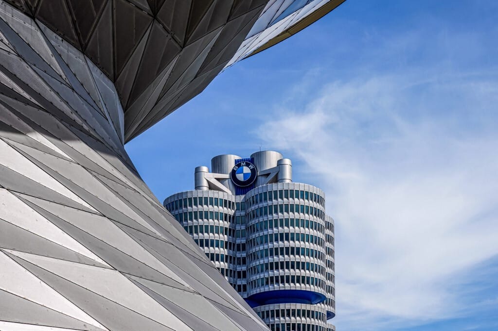 Történelmi lépés: BMW-motor kerülhet a Mercedesekbe