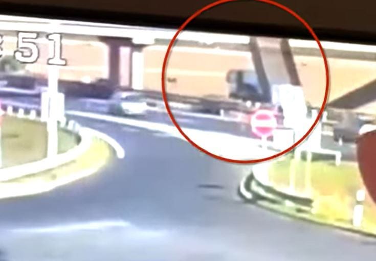 Videót közöltek arról, ahogyan az M1-es felüljárójába beakad a billencses teherautó