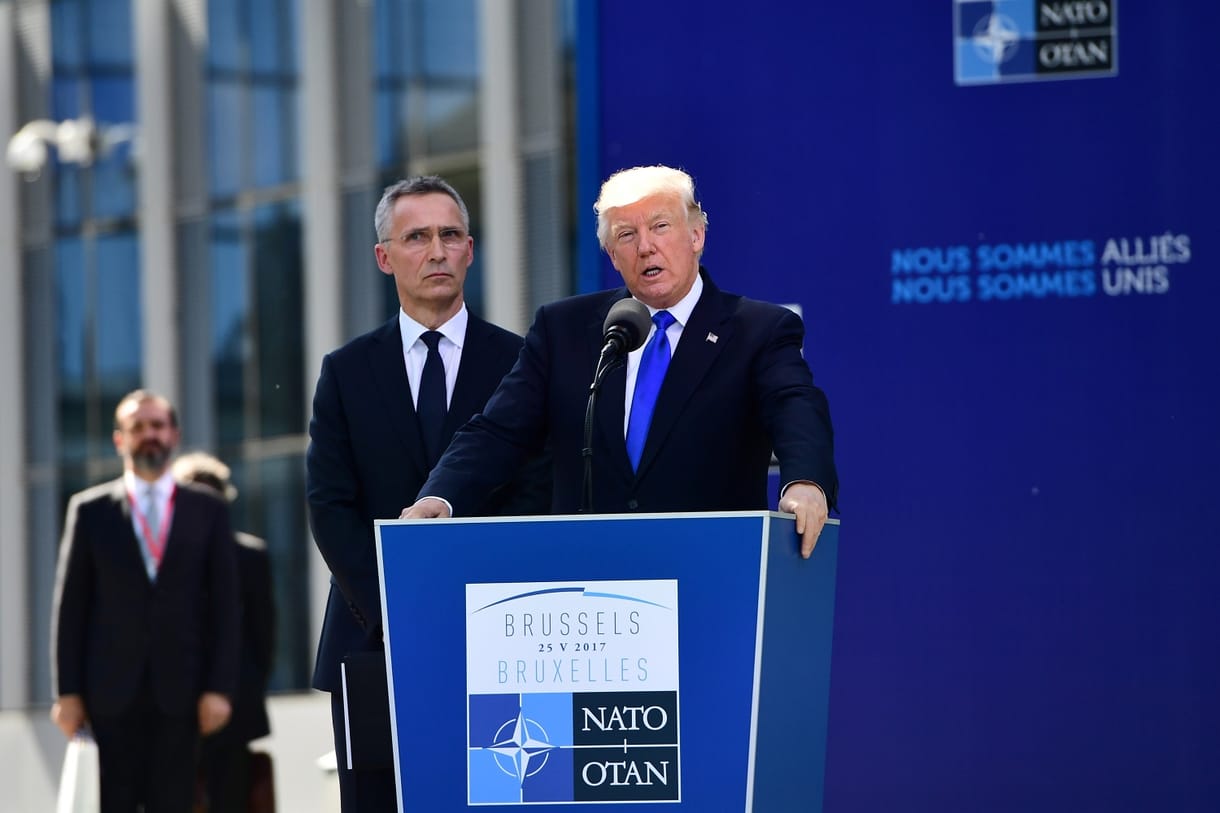 Trump nagyot alakított Brüsszelben, jöhetnek a mémek – videó