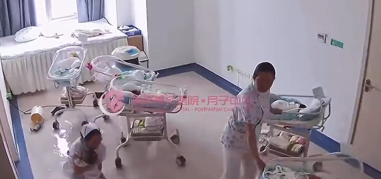 Videón, ahogyan a nővérek kétségbeesetten próbálták óvni az újszülötteket a 7,7-es erősségű földrengésben